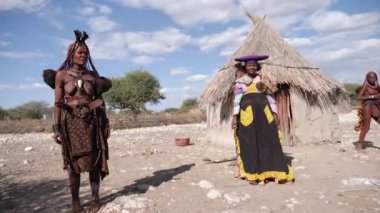 Opuwo, Namibya - 24 Temmuz 23: Himba kabilesinden kadın ve Herero kabilesinden kadın yan yana duruyordu. Namibya, Afrika 'da yaşayan yerli kabile. Yüksek kalite 4k görüntü