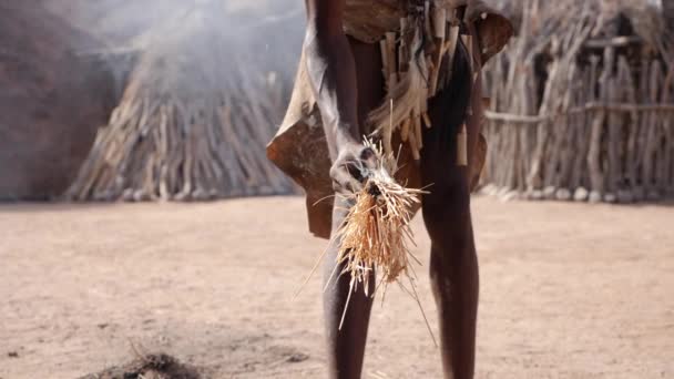 Крупный План Местного Жителя Племени Дамара Разжигающего Огонь Замедленной Съемке — стоковое видео