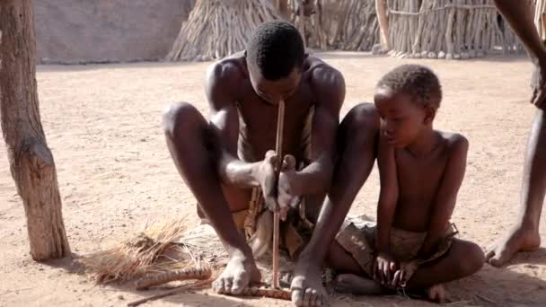 Khorixas Namibia Juli Lokala Män Från Damara Stammen Gör Upp — Stockvideo