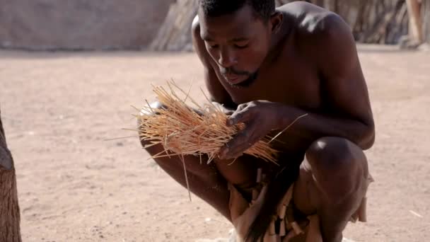 Хорихас Намибия Июля Местные Жители Племени Дамара Разжигают Огонь Замедленной — стоковое видео