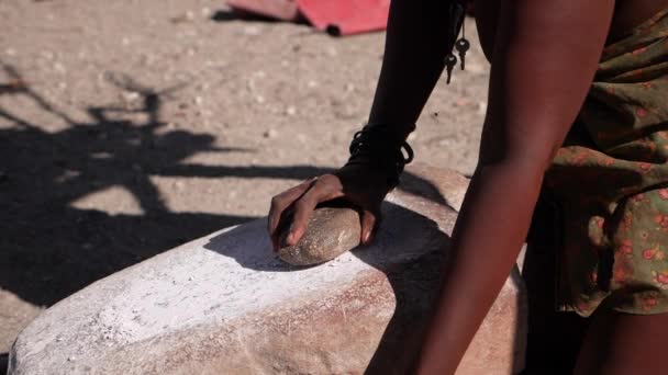 Opuwo Ναμίμπια Ιουλίου Γυναίκα Από Φυλή Himba Ετοιμάζει Αλεύρι Συνθλίβοντας — Αρχείο Βίντεο