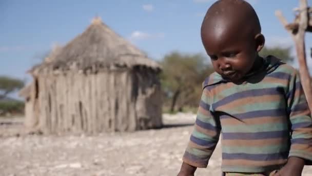 Opuwo Ναμίμπια Ιουλίου Νεαρός Από Φυλή Himba Στέκεται Μπροστά Από — Αρχείο Βίντεο