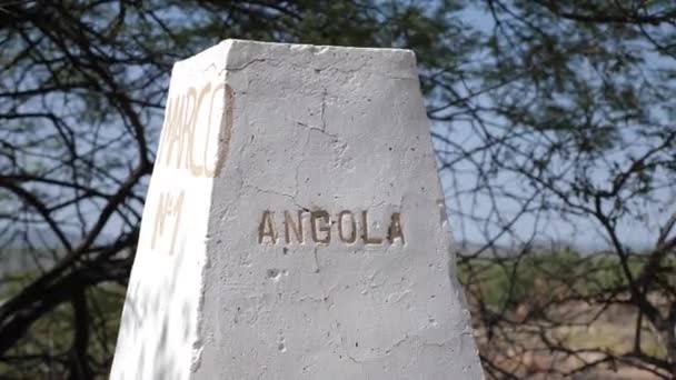 Gränspassage Mellan Namibia Och Angola Nära Ruacana Falls Angolas Gränsskylt — Stockvideo