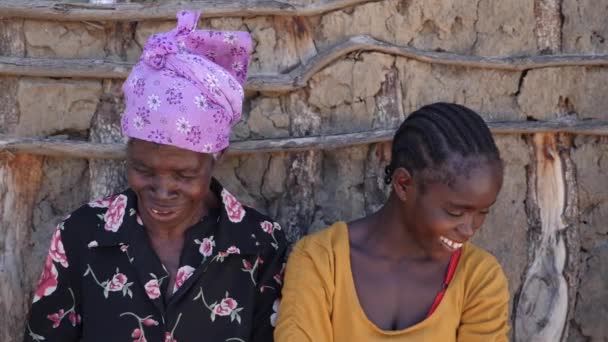 Κatima Mulilo Ναμίμπια Ιουλίου Αργή Κίνηση Δύο Αφρικανών Γυναικών Που — Αρχείο Βίντεο