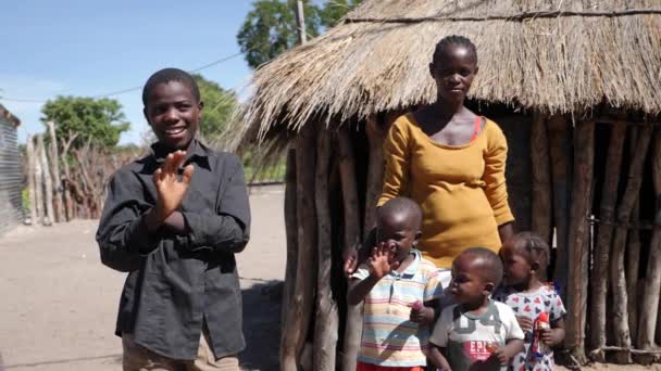 Katima Mulilo Namibya Temmuz Caprivi Şeridinde Yerel Halkı Ziyaret Gülümseyen — Stok video