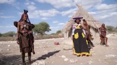 Opuwo, Namibya - 24 Temmuz 23: Himba kabilesinden kadın ve Herero kabilesinden kadın yan yana duruyordu. Namibya, Afrika 'da yaşayan yerli kabile. Yüksek kalite 4k görüntü