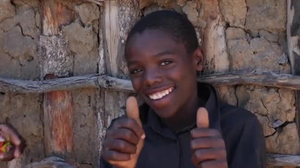 ナミビアのカティマ 7月24日23日 美しい白い歯で微笑むアフリカの恥ずかしい子供の4K映像 カプリヴィストリップの地元の人々を訪ねます アフリカのナミビアに住む先住民の古代部族 — ストック動画