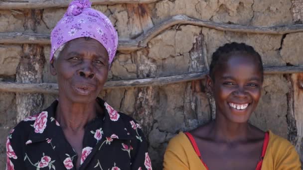 ナミビアのカティマ 7月24日 23日 笑顔のアフリカ人女性2人のスローモーション映像 カプリヴィストリップの地元の人々を訪ねます アフリカのナミビアに住む先住民の古代部族 — ストック動画