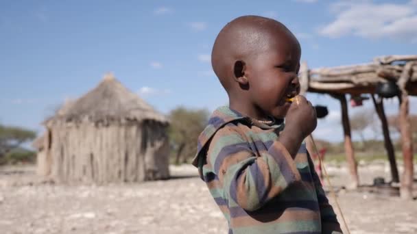 Opuwo Namibia Juli Ung Man Från Himba Stammen Står Framför — Stockvideo