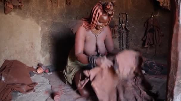 Opuwo Namibya Temmuz Himba Kabilesinden Bir Kadın Çamurdan Evde Sigara — Stok video