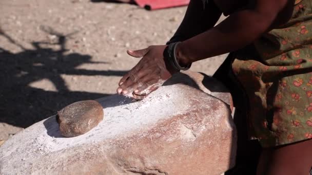 Opuwo Namibia Julio Mujer Tribu Himba Preparando Harina Triturando Grano — Vídeo de stock