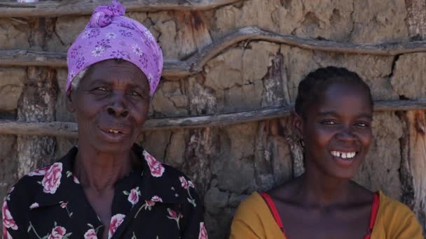 Κatima Mulilo Ναμίμπια Ιουλίου Αργή Κίνηση Δύο Αφρικανών Γυναικών Που — Αρχείο Βίντεο