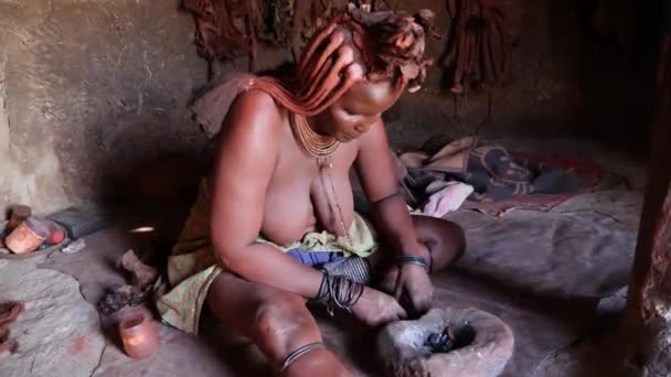 Opuwo Namibia Juli Kvinna Från Himba Stam Förbereder Otjize Blandning — Stockvideo