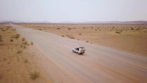 Drónfelvételek Egy 4X4 Szafari Autóról Ami Namíbiában Halad Sivatagi Namíbián — Stock videók