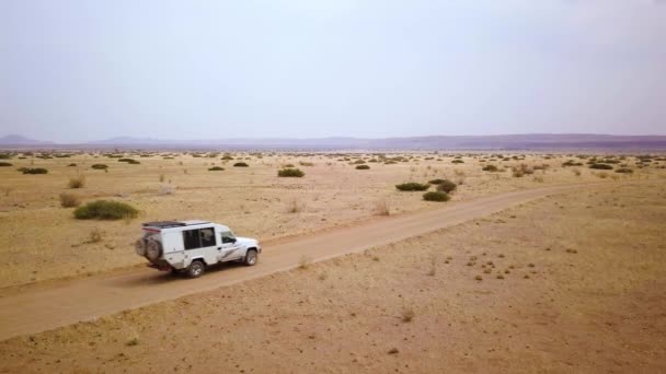 Запись Беспилотника Котором Сафари Машина 4Х4 Пересекает Пустыню Намиб Намибии — стоковое видео
