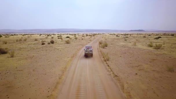 Nagranie Drona Przejażdżki Safari 4X4 Przez Pustynię Namib Namibii Materiał — Wideo stockowe