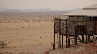 Sossusvlei yakınlarındaki Namibya çölünde tipik Afrika ahşap kulübesi. Yüksek kalite 4k görüntü