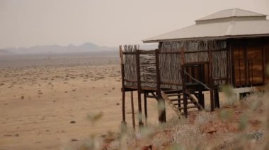 Sossusvlei yakınlarındaki Namibya çölünde tipik Afrika ahşap kulübesi. Yüksek kalite 4k görüntü