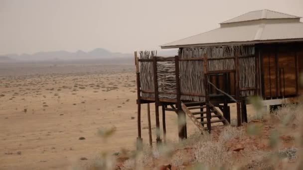 Typische Afrikanische Holzhütte Der Namibischen Wüste Der Nähe Von Sossusvlei — Stockvideo