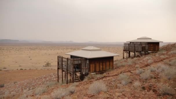 Typische Afrikaanse Houten Lodge Namibische Woestijn Vlakbij Sossusvlei Hoge Kwaliteit — Stockvideo