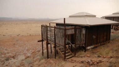 Sossusvlei yakınlarındaki Namibya çölünde tipik Afrika ahşap kulübesi. Yüksek kalite 4k görüntü