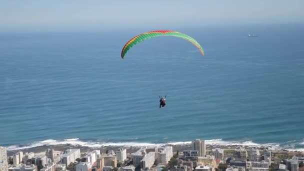 南非开普敦 7月24日23 4K的电影镜头一张桌子山滑翔伞 从开普敦的桌山顶上发射了一个串联滑翔机 高质量的4K镜头 — 图库视频影像