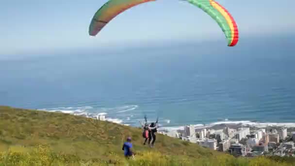 Kapstaden Sydafrika Juli Filmiska Bilder Ett Bord Berg Skärmflygning Tandem — Stockvideo