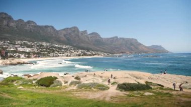 Cape Town, Güney Afrika 'daki Kamp Koyu ve 12 havarinin 4K sinematik görüntüleri. Kamp Koyu 'nun muhteşem manzarası. On iki havari. Yüksek kalite 4k görüntü