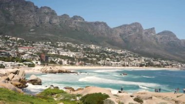 Cape Town, Güney Afrika 'daki Kamp Koyu ve 12 havarinin 4K sinematik görüntüleri. Kamp Koyu 'nun muhteşem manzarası. On iki havari. Yüksek kalite 4k görüntü