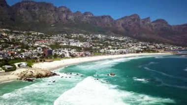 Kamp Körfezi 'nin 4K hava sineması görüntüleri ve 12 havari Cape Town, Güney Afrika' daki Masa Dağı 'nda. Kamp Koyu 'nun muhteşem manzarası. On iki havari. Yüksek kalite 4k görüntü