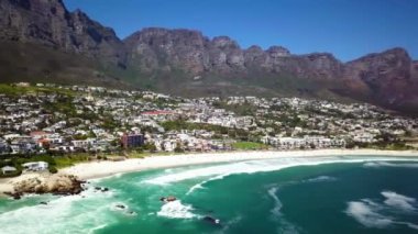 Kamp Körfezi 'nin 4K hava sineması görüntüleri ve 12 havari Cape Town, Güney Afrika' daki Masa Dağı 'nda. Kamp Koyu 'nun muhteşem manzarası. On iki havari. Yüksek kalite 4k görüntü