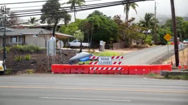 Lahaina 'nın etrafındaki Maui yangınları yıkıcı. Lahaina, Maui, Hawaii 'de rüzgârla savrulan orman yangını. Yol kapalı. Yangından sonra şehir. Yanmış evler. 4K görüntü.