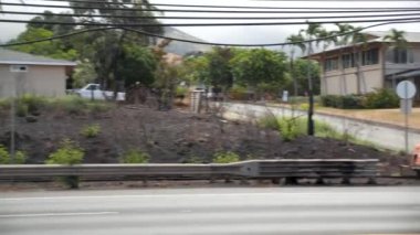 Lahaina 'nın etrafındaki Maui yangınları yıkıcı. Lahaina, Maui, Hawaii 'de rüzgârla savrulan orman yangını. Yol kapalı. Yangından sonra şehir. Yanmış evler. 4K görüntü.