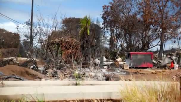 毁灭了拉海纳周围的毛伊野火夏威夷毛伊岛拉海纳的风吹起的野火 道路关闭 城市失火后 焚烧房屋 4K镜头 — 图库视频影像