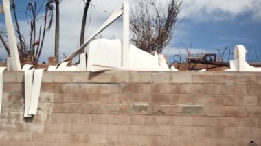 Lahaina 'nın etrafındaki Maui yangınları yıkıcı. Lahaina, Maui, Hawaii 'de rüzgârla savrulan orman yangını. Yol kapalı. Yangından sonra şehir. Yanmış evler. 4K görüntü.