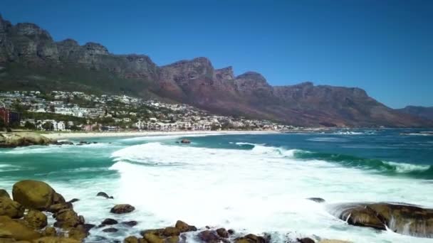 Flygfilm Från Camps Bay Och Apostlar Table Mountain Kapstaden Sydafrika — Stockvideo