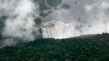 Zambiya sınırındaki Zimbabwe 'deki Victoria Şelalesi' nin helikopterinden Arial Manzarası. Dünyanın Yeni 7 Doğal Harikası. Zambezi nehrinde Mosi-oa-Tunya.