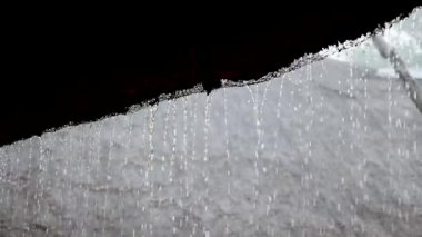 Afrika locasında ağır çekimde şiddetli yağmur var. Yavaş çekimde düşen yağmur damlaları. Chobe Botswana, Afrika 'da.