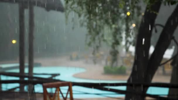 Erős Eső Lassított Felvételen Afrikai Kunyhóban Zuhanó Esőcseppek Lassítva Chobe — Stock videók