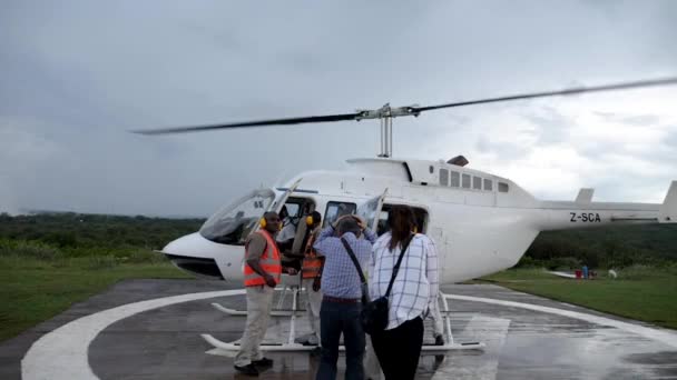 Victoria Falls Zimbabwe Settembre Raggiungere Elicottero Che Sta Dirigendo Verso — Video Stock