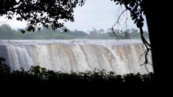 与赞比亚交界的津巴布韦维多利亚瀑布的慢镜头 世界七大自然奇观 赞比西河上的Mosi Tunya — 图库视频影像