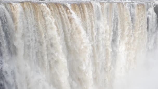 与赞比亚交界的津巴布韦维多利亚瀑布的慢镜头 世界七大自然奇观 赞比西河上的Mosi Tunya — 图库视频影像