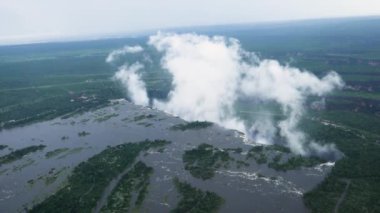 Zambiya sınırındaki Zimbabwe 'deki Victoria Şelalesi' nin helikopterinden Arial Manzarası. Dünyanın Yeni 7 Doğal Harikası. Zambezi nehrinde Mosi-oa-Tunya.