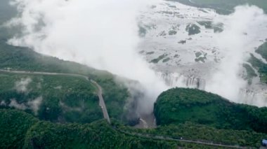 Zambiya sınırındaki Zimbabwe 'deki Victoria Şelalesi' nin helikopterinden Arial Manzarası. Dünyanın Yeni 7 Doğal Harikası. Zambezi nehrinde Mosi-oa-Tunya.