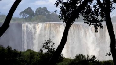 Zambiya sınırındaki Zimbabwe 'deki Victoria Şelalesi' nin yavaş çekim görüntüleri. Dünyanın Yeni 7 Doğal Harikası. Zambezi nehrinde Mosi-oa-Tunya.