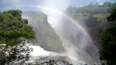 Zambiya sınırındaki Zimbabwe 'deki Victoria Şelalesi' nin yavaş çekim görüntüleri. Yeni 7 Doğal Harikalar. Mosi-oa-Tunya Zambezi nehrinde gökkuşağıyla.