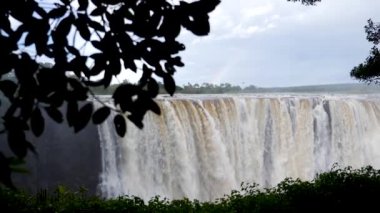 Zambiya sınırındaki Zimbabwe 'deki Victoria Şelalesi' nin yavaş çekim görüntüleri. Dünyanın Yeni 7 Doğal Harikası. Zambezi nehrinde Mosi-oa-Tunya.
