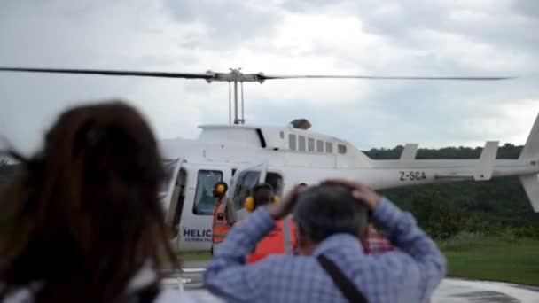 ジンバブエのビクトリアフォールズ 9月24日23日 ザンビアとの国境でジンバブエのビクトリアフォールズ滝に向かっているヘリコプターに行く ザンベジ川のモシア タニア — ストック動画