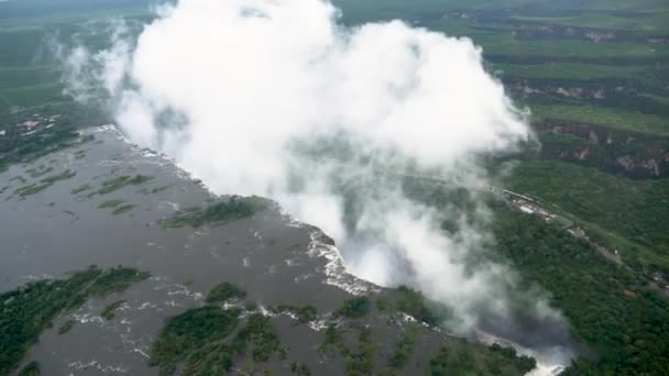 从与赞比亚交界的津巴布韦维多利亚瀑布的直升机俯瞰风景 世界七大自然奇观 赞比西河上的Mosi Tunya — 图库视频影像