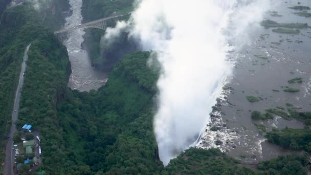 ザンビアとの国境でジンバブエの偉大なビクトリア滝滝のヘリコプターからのアリアルビュー 世界の7つの自然の驚異 ザンベジ川のモシア タニア — ストック動画